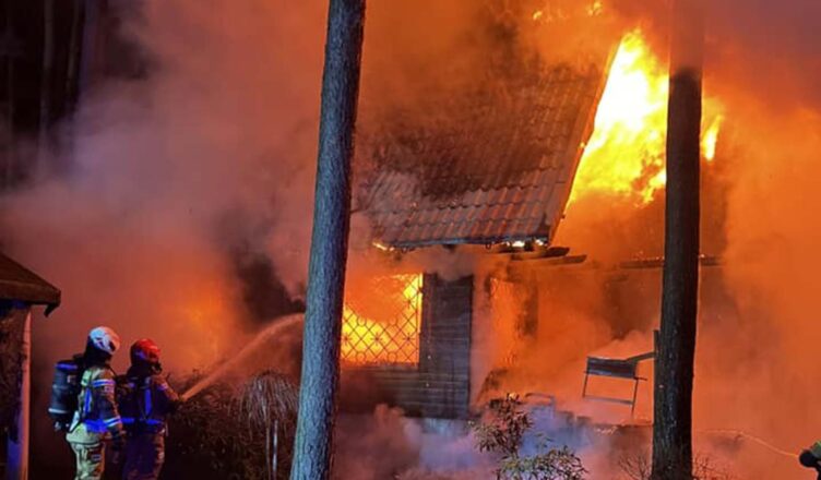 Dramatyczny pożar drewnianego domu - walka z ogniem i ratowanie życia