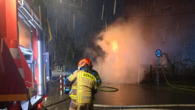 Pożar samochodu osobowego i gazu [wideo]