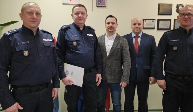Nowe kierownictwo Komisariatu Policji w Jadowie: zaprzysiężenie komisarza Łukasza Drabarka i podkomisarza Radosława Wasilewskiego
