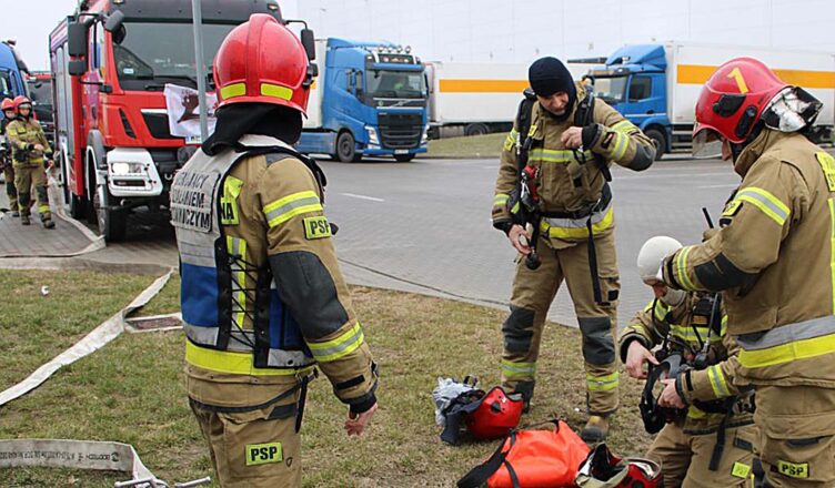 Wołomińscy strażacy ćwiczyli na obiekcie magazynowym w Kobyłce