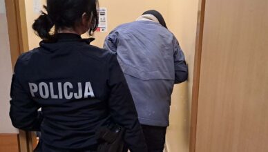 Zniszczył drzwi, bo nie został wpuszczony