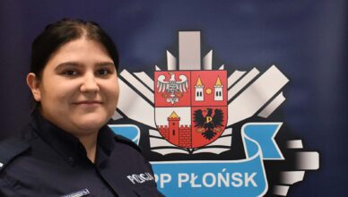 Policjantka zdążyła z pomocą uwięzionej w palącym się pojeździe młodej kobiecie