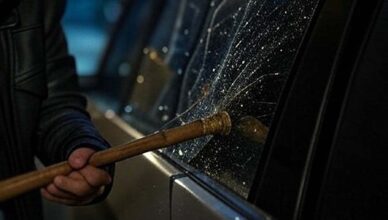 Był tak zły na swoją byłą partnerkę, że zdemolował jej samochód kijem bejsbolowym i groził, że ją zabije