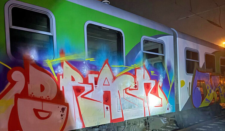 Pomalowali pociąg. Zostali zatrzymani na gorącym uczynku prze łochowskich policjantów