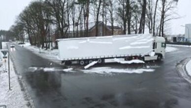 Spadający lód z ciężarówek to śmiertelne niebezpieczeństwo