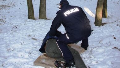 Dzięki zgłoszeniu świadka policjanci pomogli mężczyźnie, któremu groziło wychłodzenie
