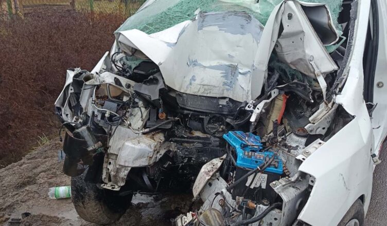 Auto uderzyło w słup energetyczny. Policjanci apelują: kierowco nie zaśnij za kierownicą