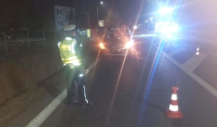 Wypadek w Guzowie - potrącenie pieszego przechodzącego przez jezdnię