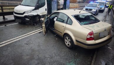 Czołówka na moście. Zamiast patrzeć na drogę, zapatrzyła się na radio