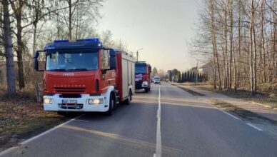 Niebezpieczny wypadek w Turzu – samochód uderzył w słup energetyczny