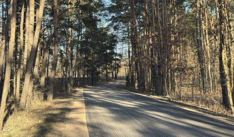 Nowa nawierzchnia na ulicy Objazdowej – szybkie tempo prac w Emilianowie