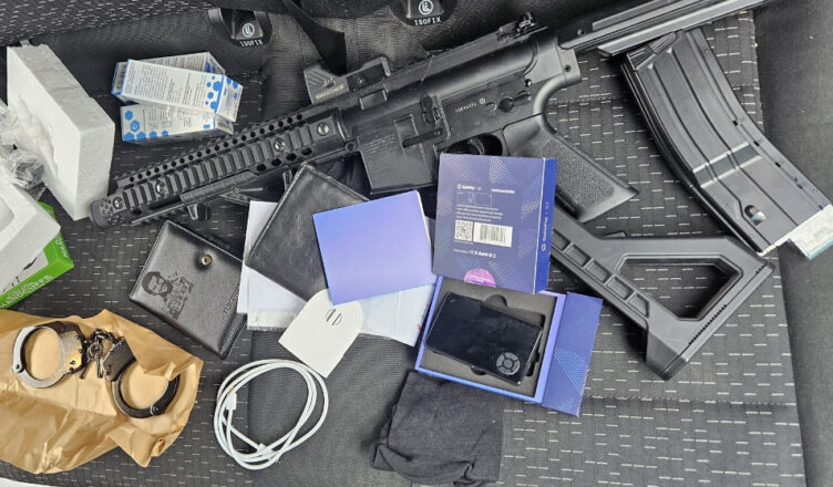 Jechał kradzionym mercedesem. W mieszkaniu i samochodzie policjanci znaleźli ponad 92 kg narkotyków