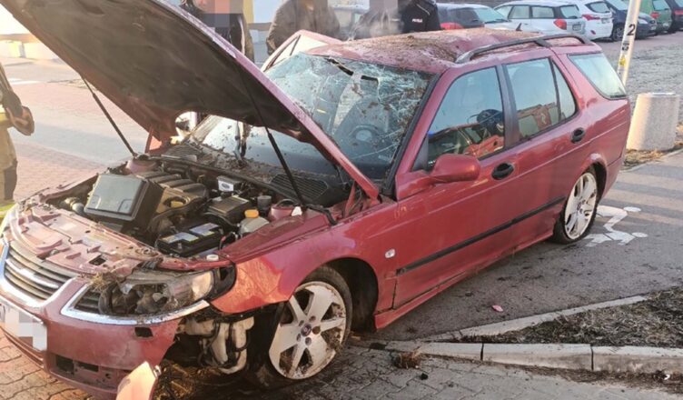 Straciła panowanie na pojazdem i dachowała