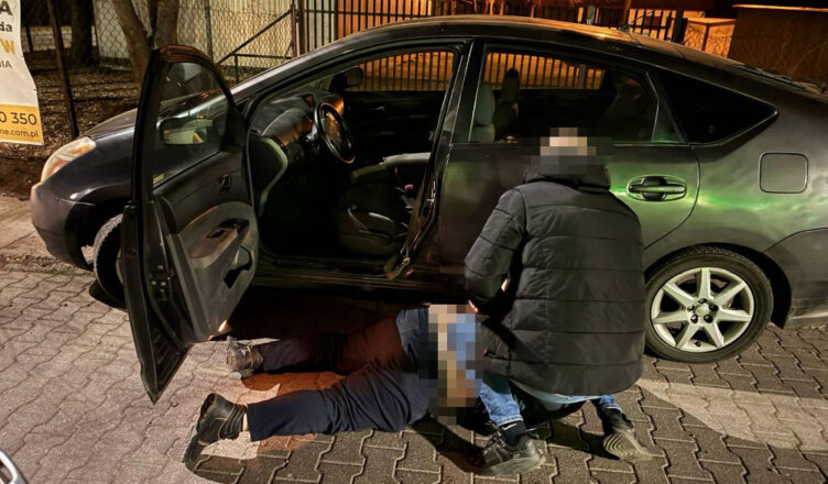 Kryminalni rozbili gruziński gang złodziei baterii do aut hybrydowych