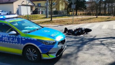 Groźne zdarzenie. Motocyklista ucierpiał w zderzeniu z osobówką