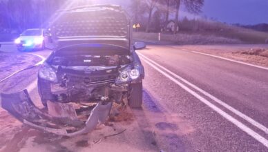 Groźny wypadek na DK61 - dwie osoby z obrażeniami ciała trafiły do szpitala