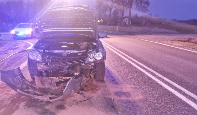 Groźny wypadek na DK61 - dwie osoby z obrażeniami ciała trafiły do szpitala