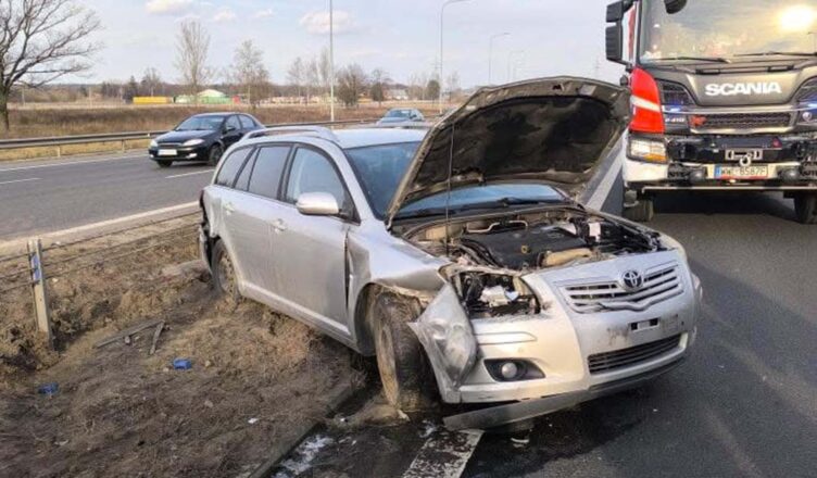 Na S8 osobówka uderzyła w bariery ochronne