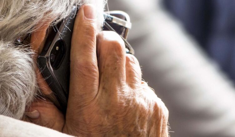 Uwaga na oszustów! 72-latka straciła ponad 134 tys. zł metodą “na policjanta”