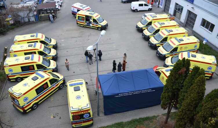 12 ambulansów dla mazowieckich ratowników