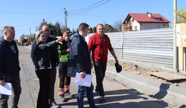 Ul. Długa na nowo. Rozbudowa drogi w Jarzębiej Łące nabiera tempa