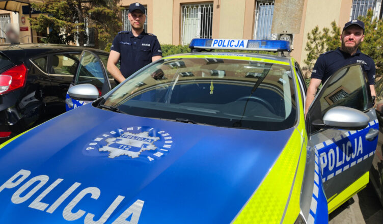 Policjanci z Woli eskortowali ojca z 2-miesięcznym dzieckiem do szpitala