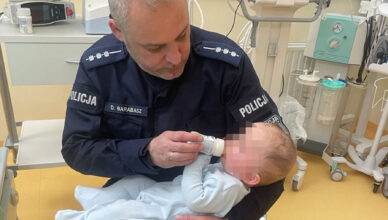 Policjanci zatrzymali pijanych rodziców półrocznego dziecka