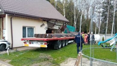 Samochód ciężarowy wjechał w dom jednorodzinny