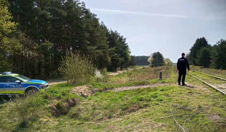 O krok od tragedii - policjanci uratowali życie mężczyźnie leżącego na torach