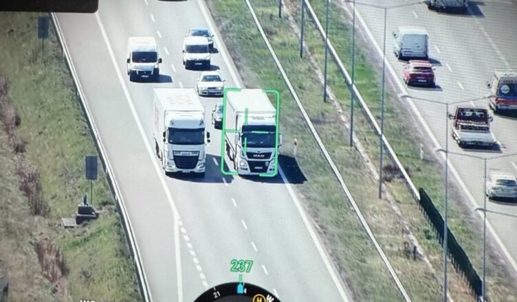 "Wyścigi słoni" na A2 w oku policyjnego drona