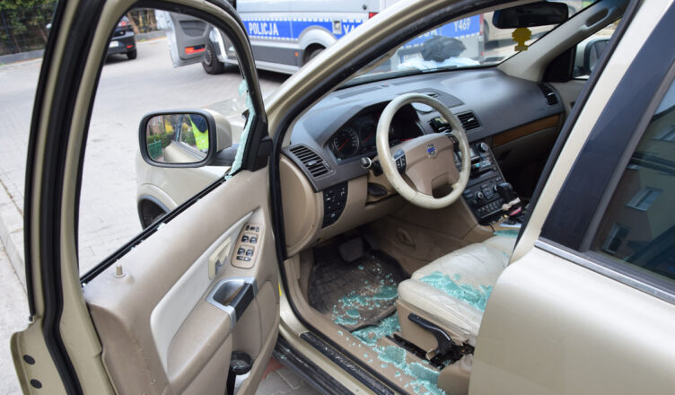 Policjanci wybili szybę, by ratować małe dziecko