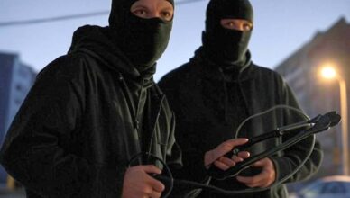 Policyjny pościg zakończony zatrzymaniem złodziei kabli energetycznych