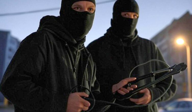 Policyjny pościg zakończony zatrzymaniem złodziei kabli energetycznych