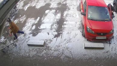 Policjanci publikują wizerunek sprawcy kradzieży. Jeżeli go poznajesz, to poinformuj Policję