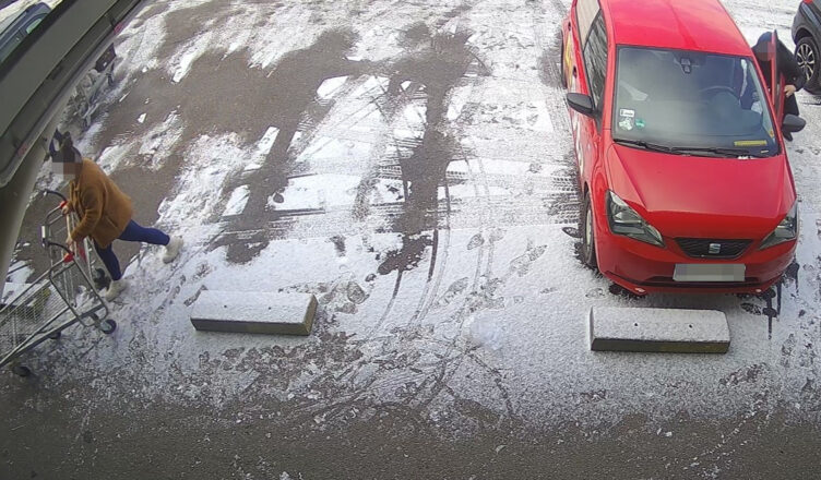 Policjanci publikują wizerunek sprawcy kradzieży. Jeżeli go poznajesz, to poinformuj Policję