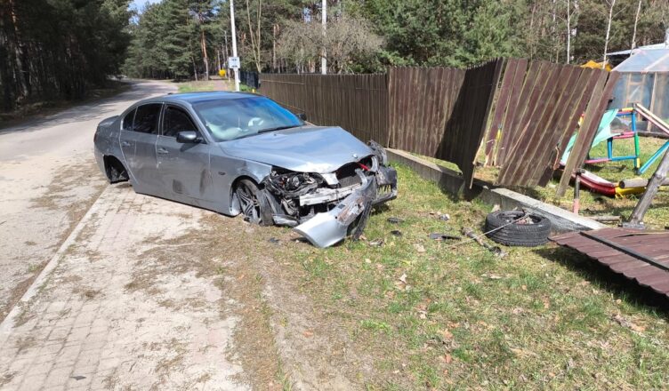 Uderzył w wyprzedzający go pojazd