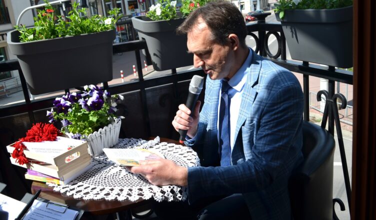 Światowy Dzień Książki i Praw Autorskich – Czytanie na balkonie w Wołominie