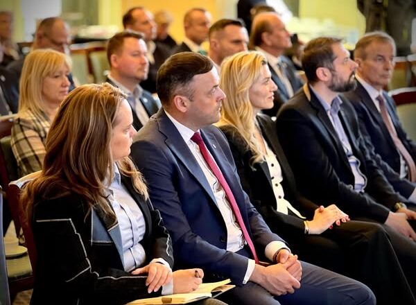 Bezpieczeństwo i opieka społeczna priorytetem dla regionu – rozmowy samorządowców z wojewodą