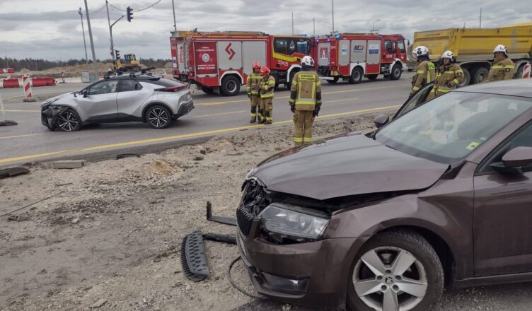 Zderzenie dwóch samochodów na DK S7. Interwencja służb w rejonie Zakroczymia