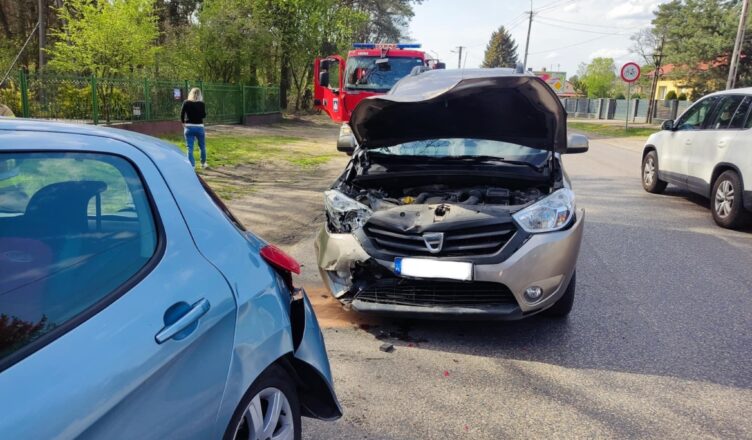 Kolizja na ul. Wołomińskiej w Ciemnem. Dwa pojazdy osobowe zderzyły się na lokalnym odcinku drogi