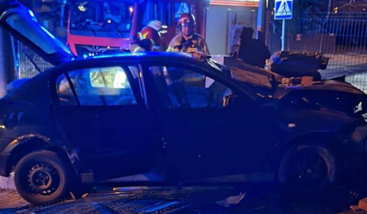 Zderzenie z ogrodzeniem i ucieczka w ciemność – nietypowy incydent na ulicy Lisa Kuli w Markach