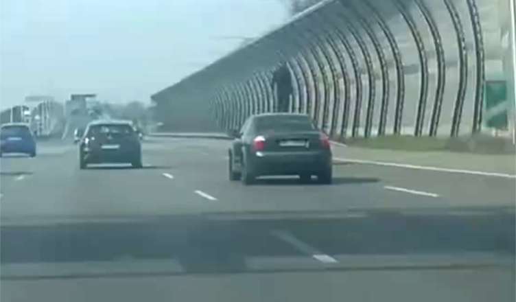 Mężczyzna jechał na dachu własnego auta. Po kolizji zaczął uciekać nago