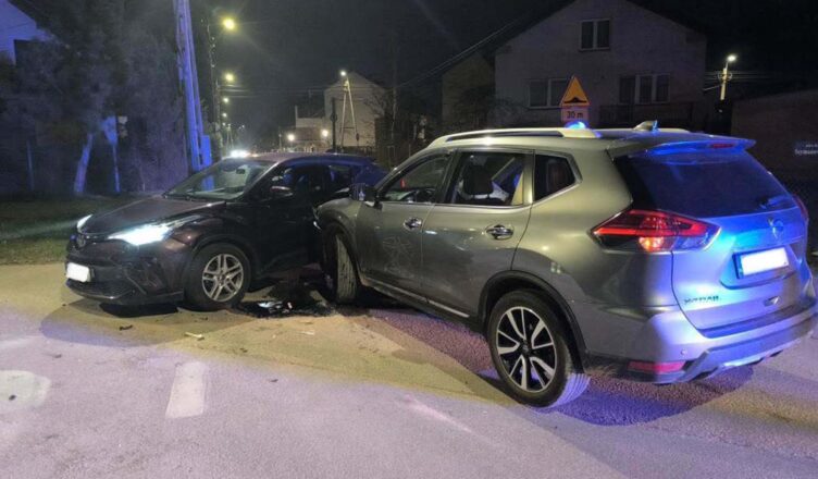 Wypadek na skrzyżowaniu Serwituckiej i Szymanowskiego w Kobyłce – działania służb ratunkowych.