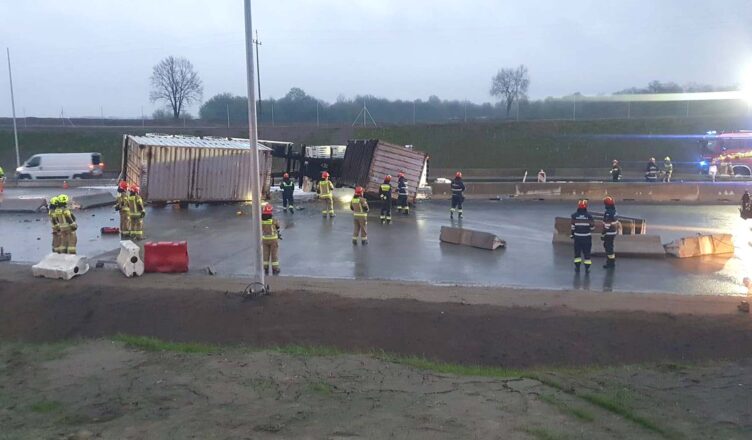 Wypadek ciężarówki na trasie S7. Nocna akcja ratunkowa - działania służb przez kilka godzin