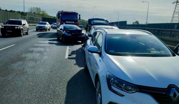 Trzy pojazdy zderzyły się na trasie ekspresowej S8