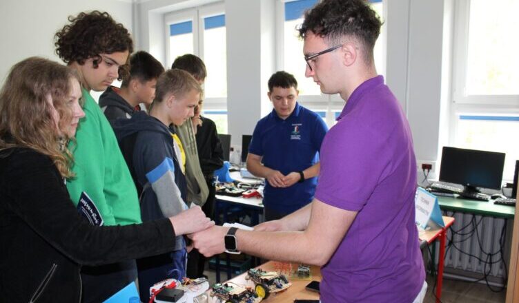 Wybór przyszłości. Młodzież z gminy Dąbrówka na targach szkół średnich