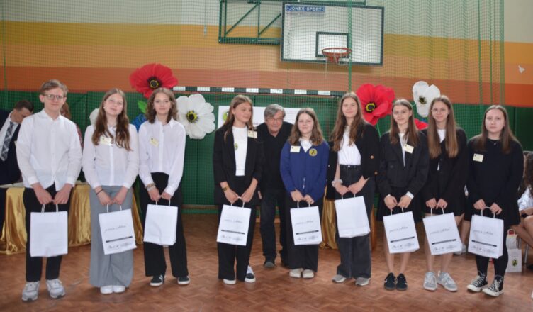 Dąbrówka - II miejsce drużyny z Publicznej Szkoły Podstawowej im. Adeli Goszczyńskiej we Wszeborach w XIV Powiatowym Konkursie Wiedzy o życiu i twórczości Cypriana Norwida oraz Rzeczpospolitej Norwidowskiej