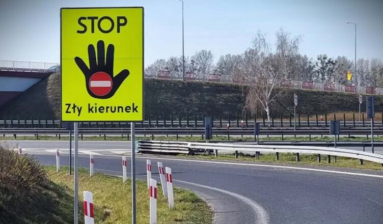 73-latek jechał ciągnikiem pod prąd na ekspresówce