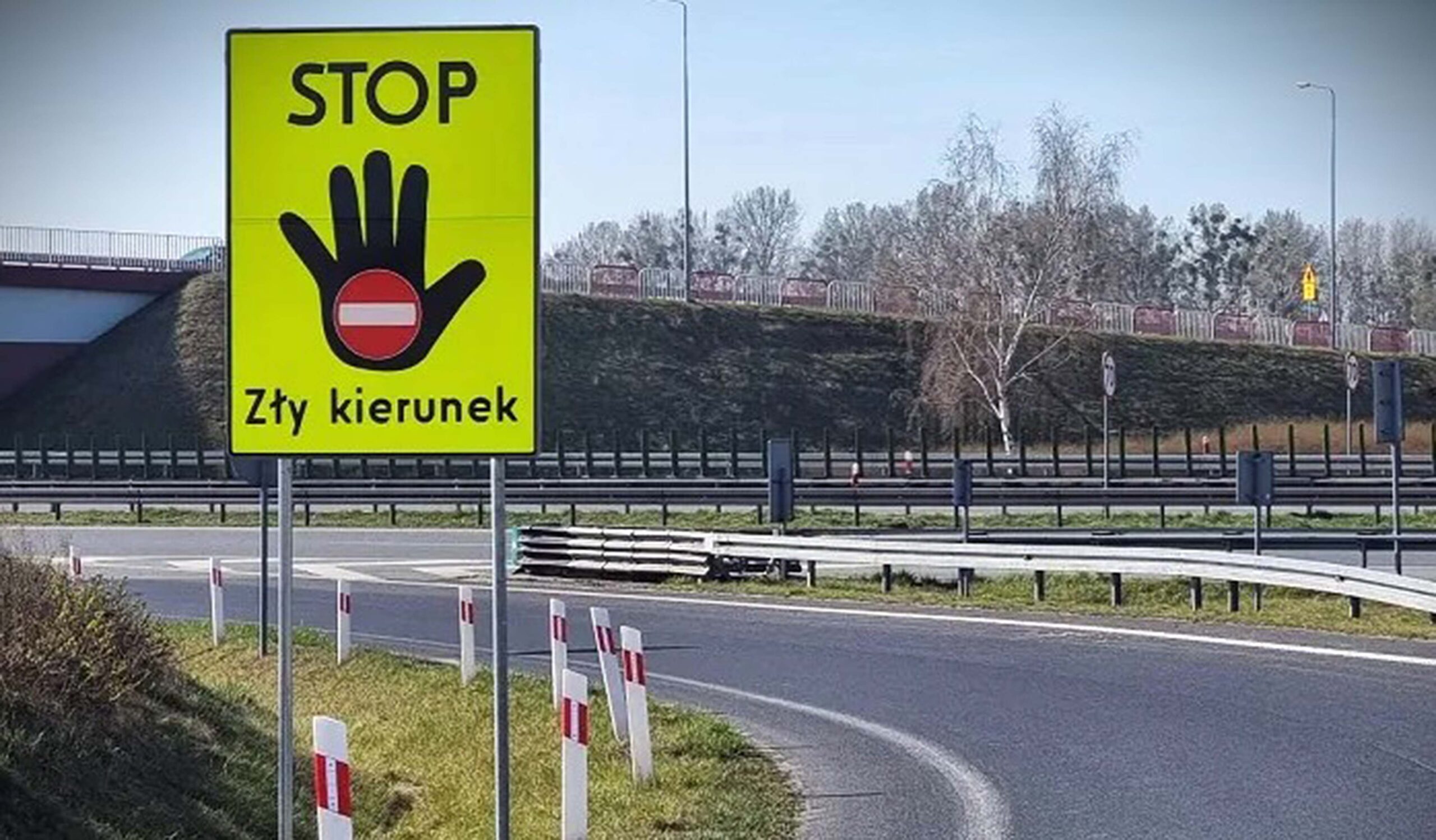 73-latek jechał ciągnikiem pod prąd na ekspresówce