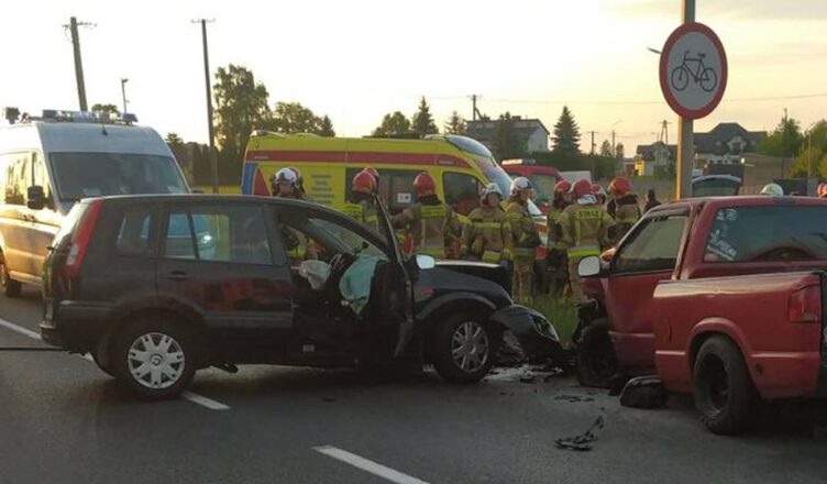 Czołowe zderzenie pojazdów